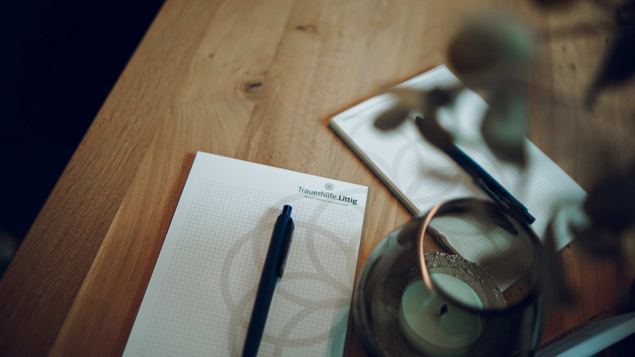 Detail mit Briefblock und Kerze