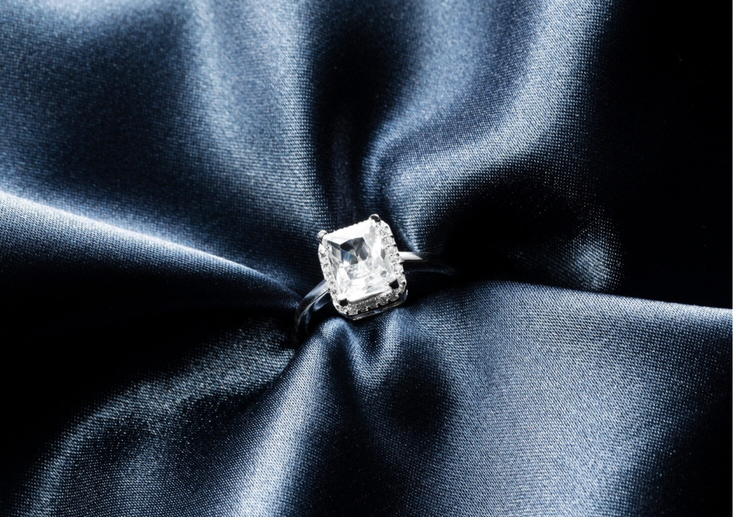 Ein Diamant auf einem schwarzen Seidentuch. Bildliche Darstellung der Diamantbestattung.